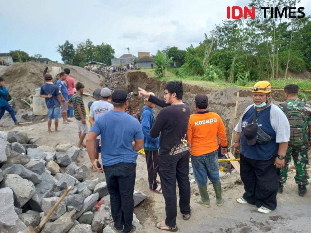 Empat pekerja proyek perumahan di Wedomartani, Ngemplak, Sleman, tertimbun longsoran material tanah, Senin (2/1/2023). (IDN Times/Herlambang Jati Kusumo)