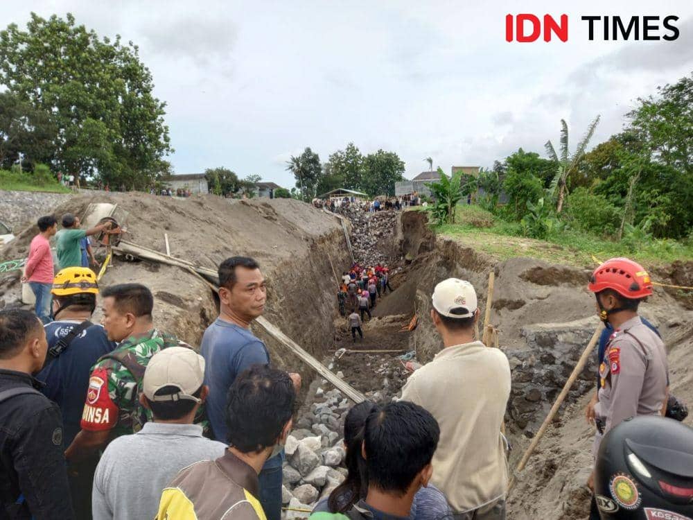 Empat pekerja proyek perumahan di Wedomartani, Ngemplak, Sleman, tertimbun longsoran material tanah, Senin (2/1/2023). (IDN Times/Herlambang Jati Kusumo)