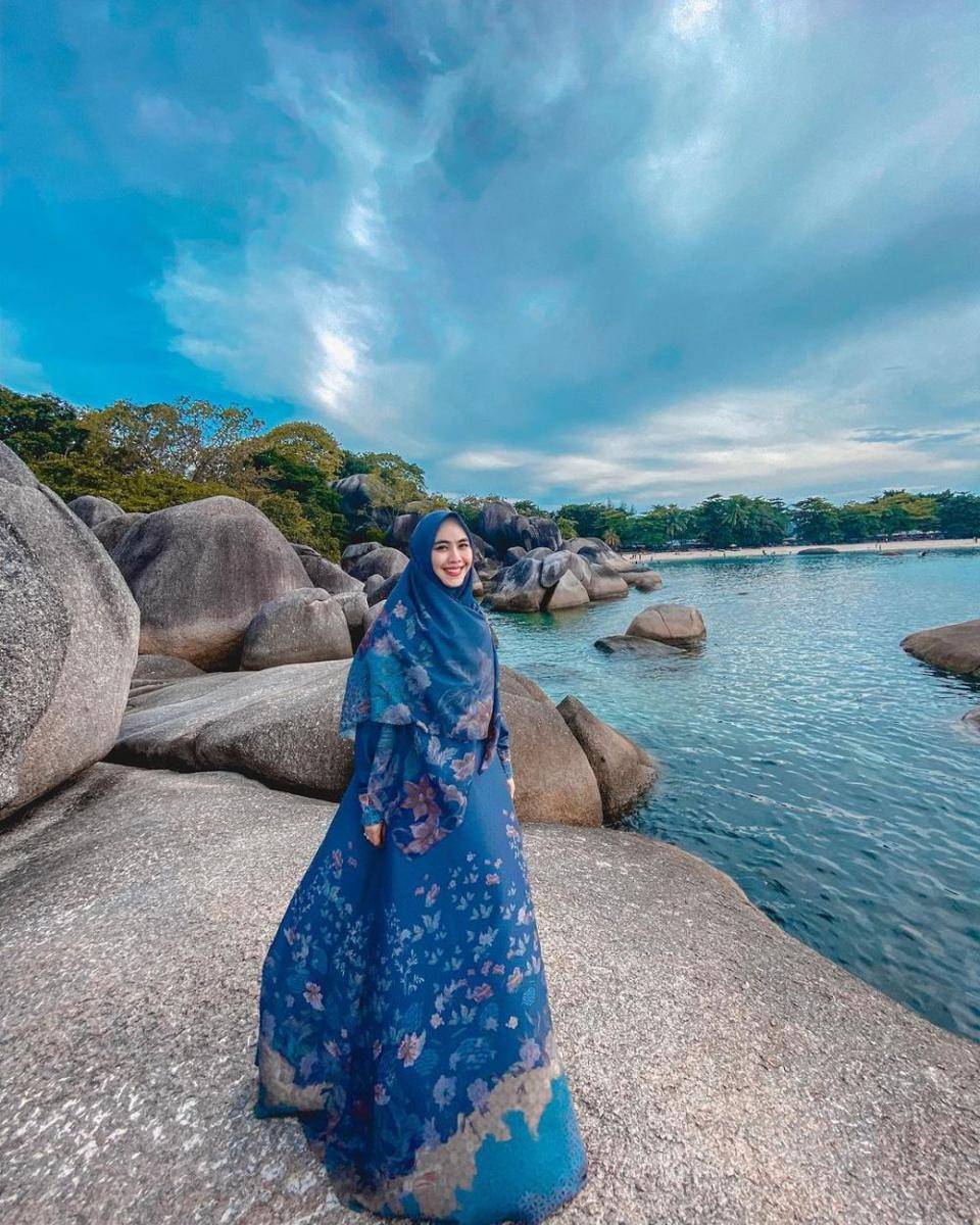 gaya busana syari untuk travelling ala Oki Setiana Dewi (instagram.com/okisetianadewi)
