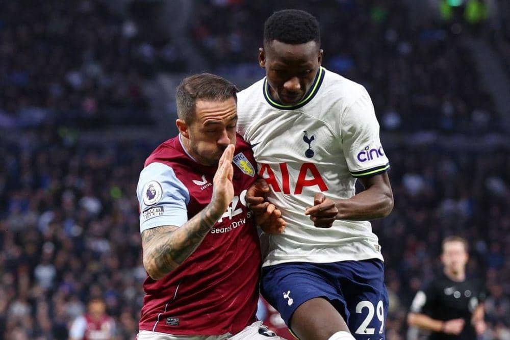 Duel antar pemain dalam laga Tottenham Hotspur vs Aston Villa di pekan 18 EPL 2022/2023. (instagram.com/spursofficial)