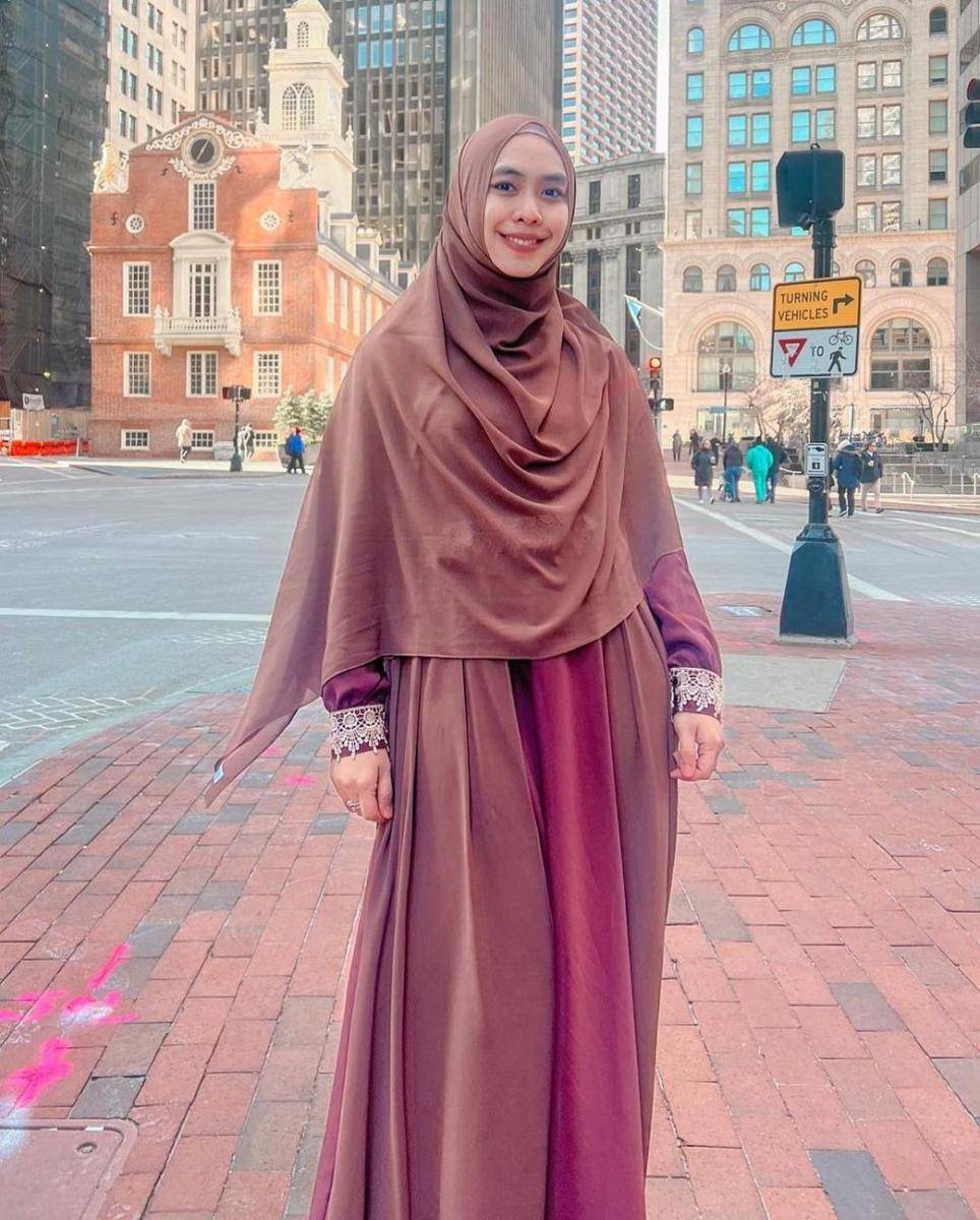 gaya busana syari untuk travelling ala Oki Setiana Dewi (instagram.com/okisetianadewi)