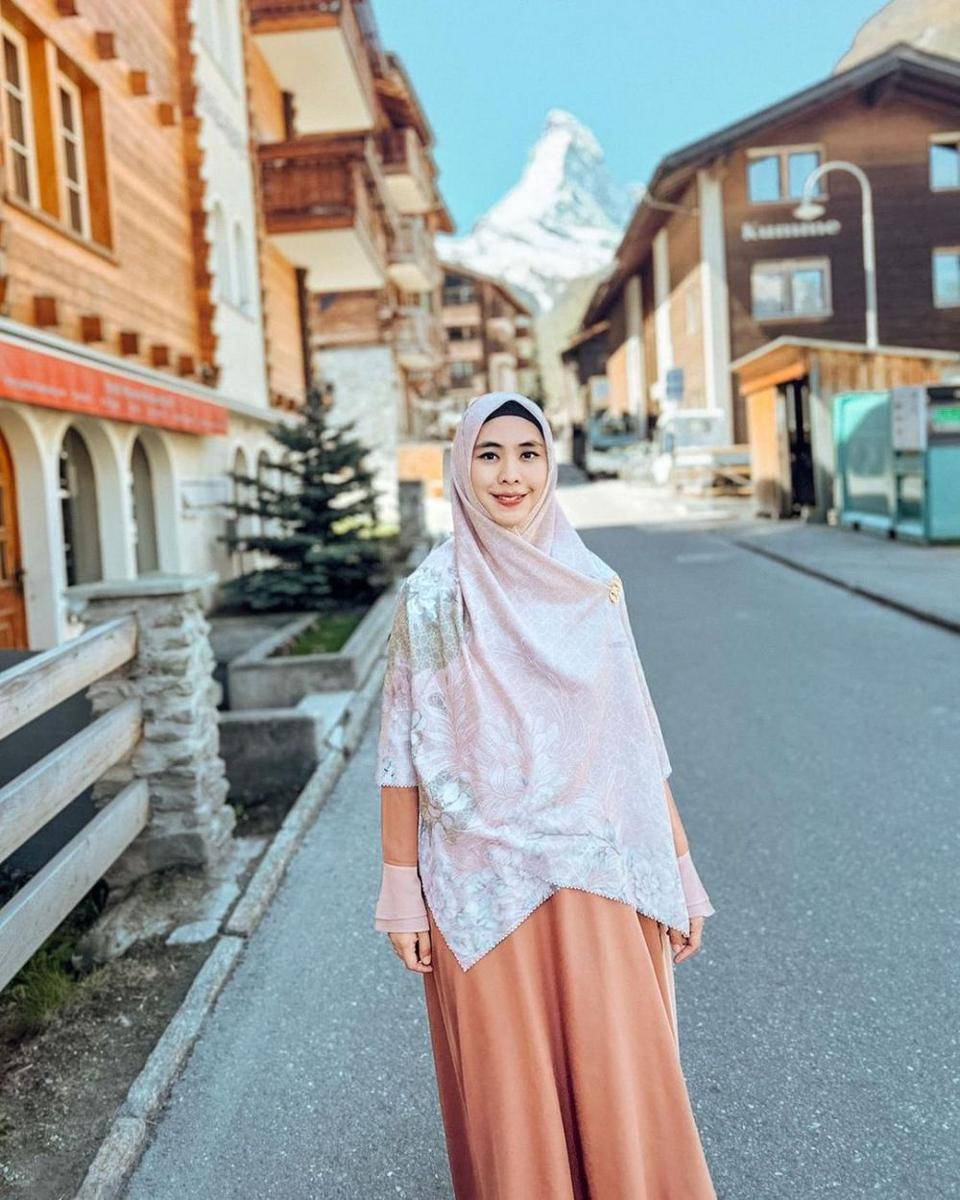 gaya busana syari untuk travelling ala Oki Setiana Dewi (instagram.com/okisetianadewi)