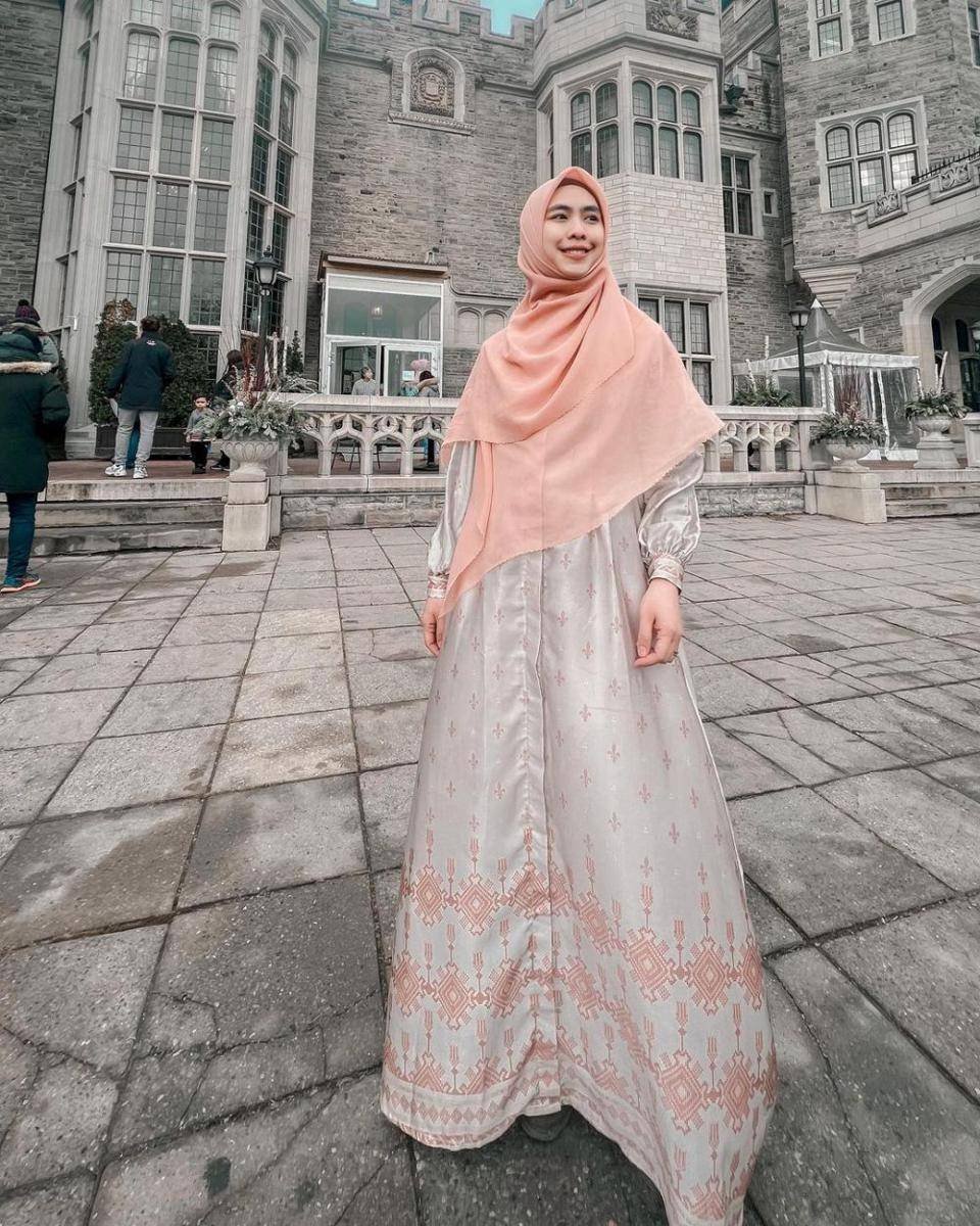 gaya busana syari untuk travelling ala Oki Setiana Dewi (instagram.com/okisetianadewi)