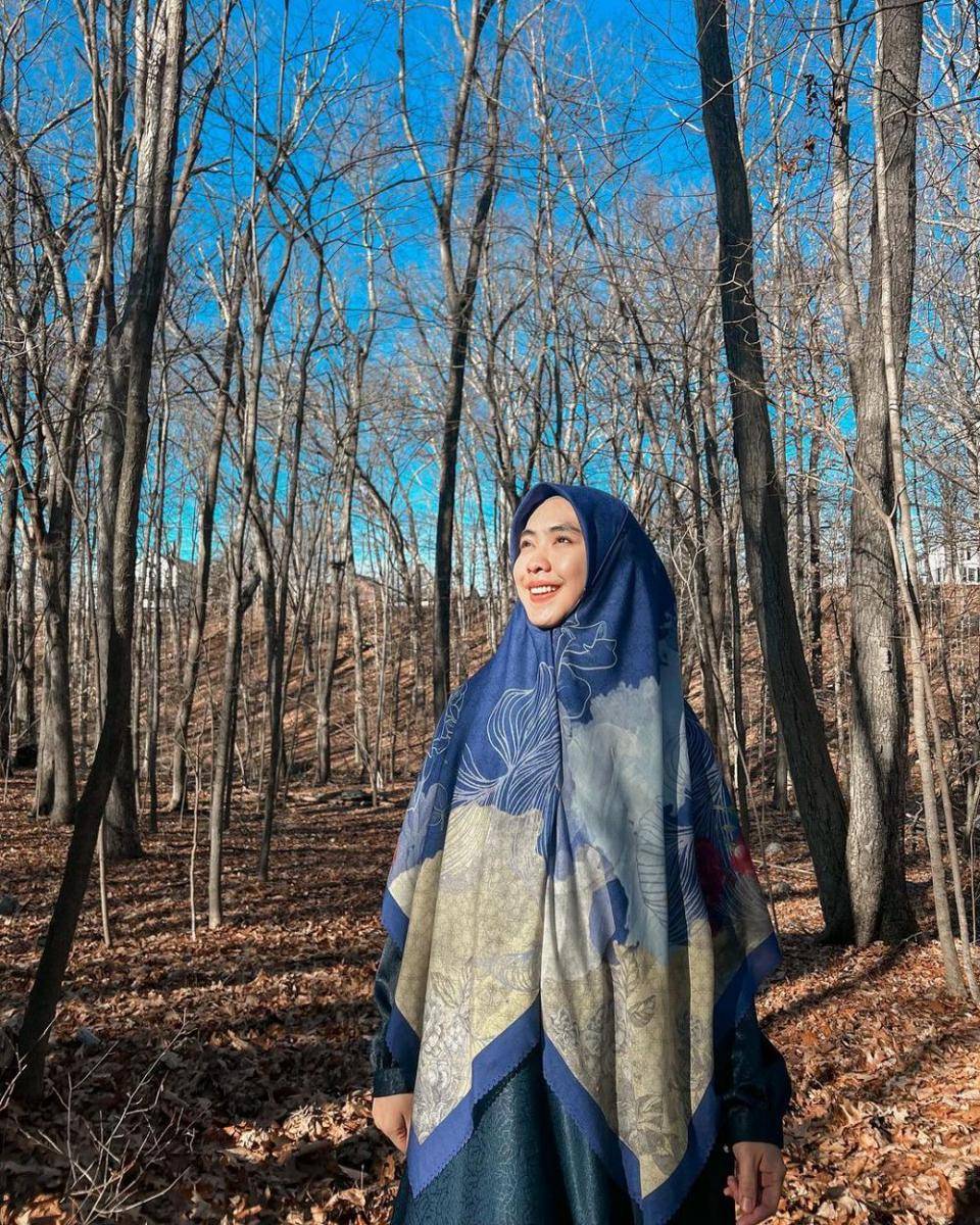 gaya busana syari untuk travelling ala Oki Setiana Dewi (instagram.com/okisetianadewi)