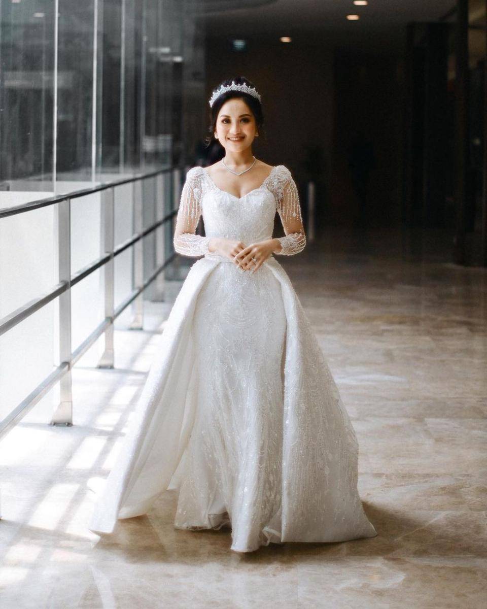 Gaun rancangan Christie Basil (instagram.com/bychristiebasil)