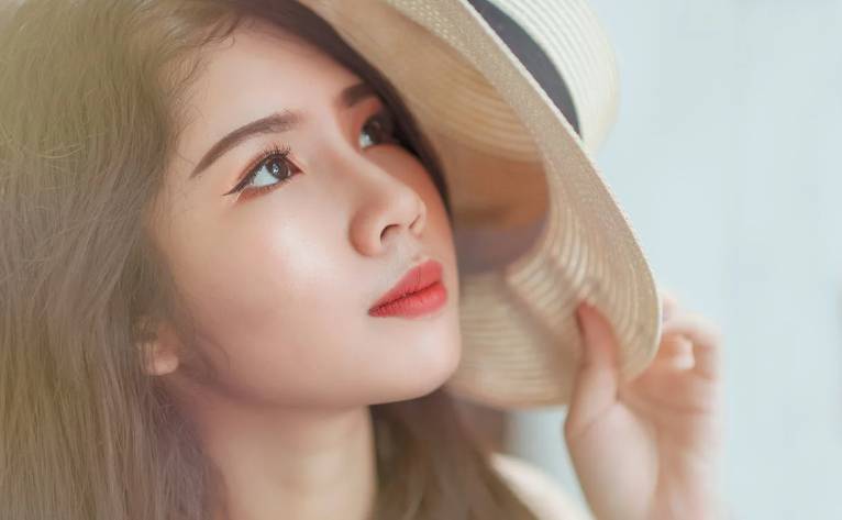 ilustrasi wanita menggunakan flared hat (pexels.com/minan1398)