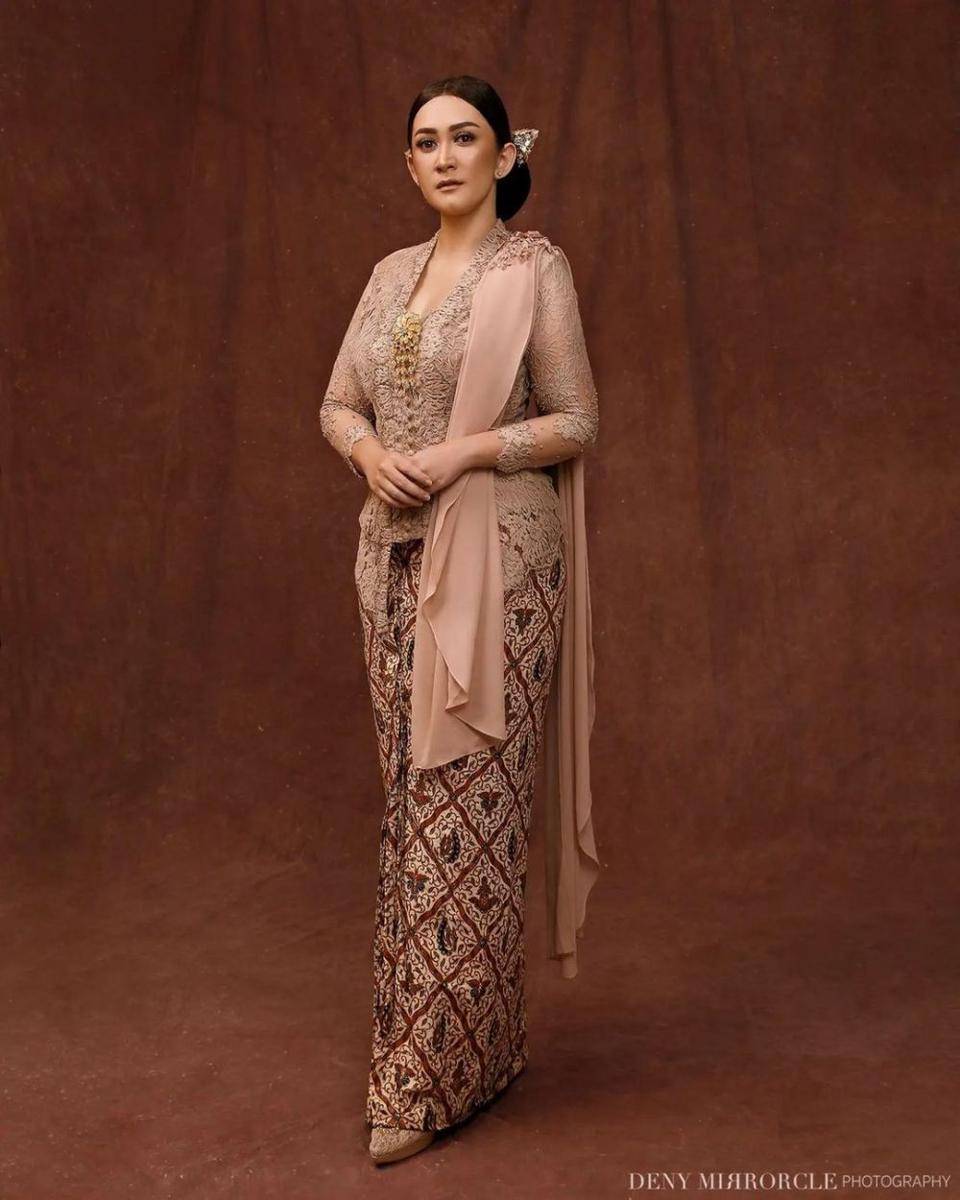 Kebaya Nafa Urbach (instagram.com/fadlan_indonesia)