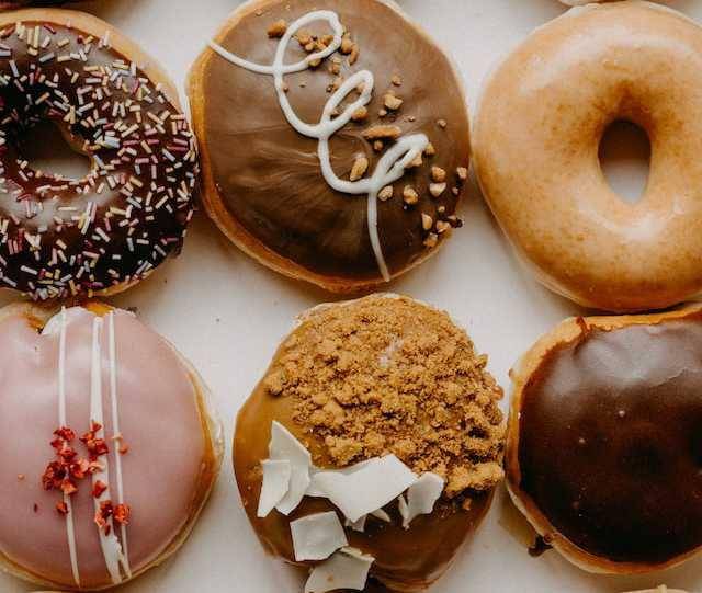 donat aneka toping (unsplash.com/Annie Spratt)