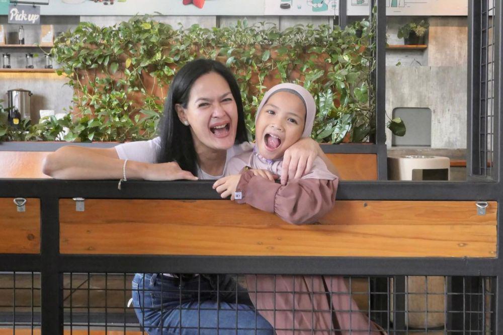 Nenek Kesayangan, 10 Potret Donna Harun Ajak Jalan-jalan Cucunya