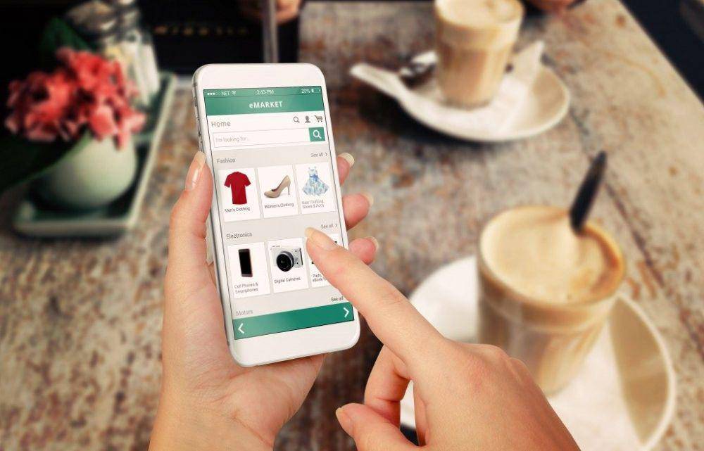 ilustrasi seseorang berbelanja secara online (happyknits.com)