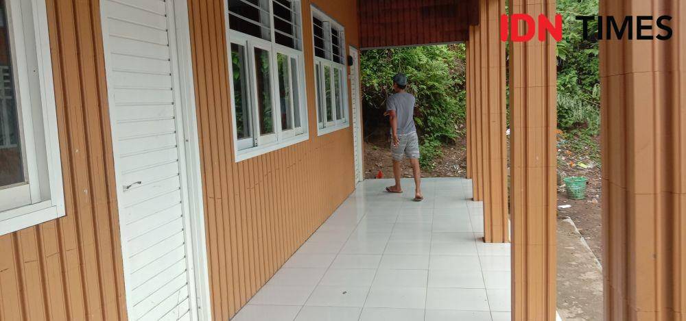 Gedung SsDN 4 Tamansari, Desa Tamansari Kecamatan Gunungsari Lombok Barat yang dibangun dari limbah sampah plastik. (IDN Times/Muhammad Nasir)