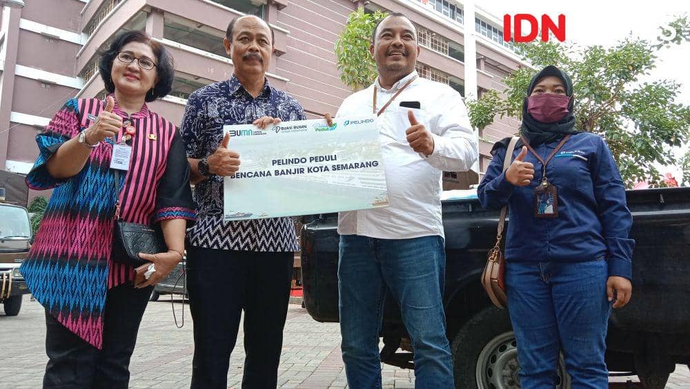 GM Pelindo Tanjung Emas Semarang Hardianto bersama Kepala Dinsos Heroe Soekandar secara simbolis menyerahkan bantuan sembako kepada korban banjir. (IDN Times/Fariz Fardianto)