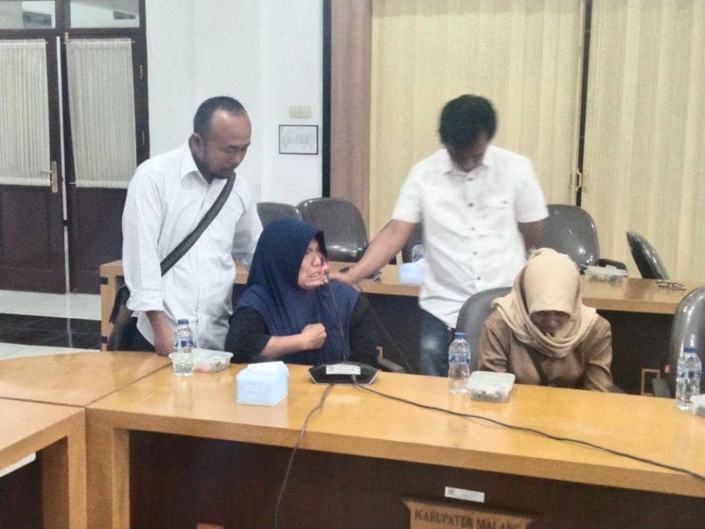 Salah satu ibu korban meninggal yang menangis saat menceritakan nasib anaknya. (IDN Times/Rizal Adhi Pratama)
