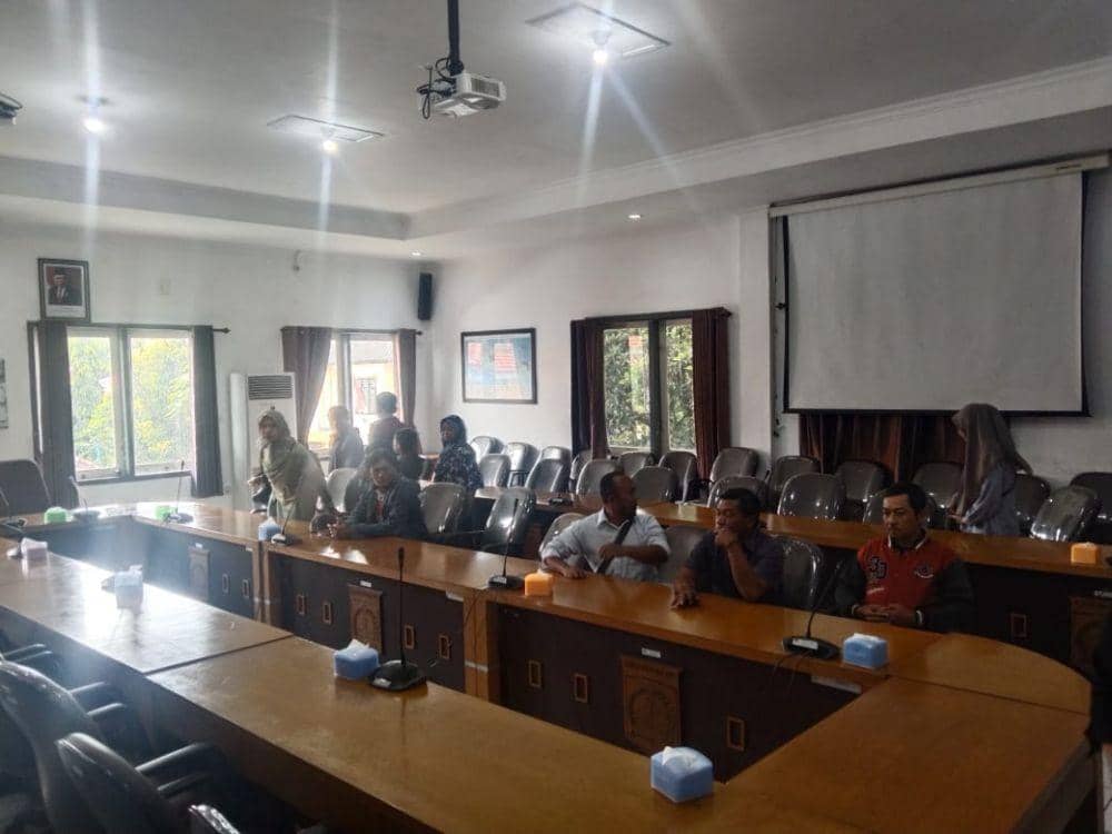 Audiensi keluarga korban Tragedi Kanjuruhan bersama Ketua DPRD Kabupaten Malang dan Kapolres Malang. (IDN Times/Rizal Adhi Pratama)