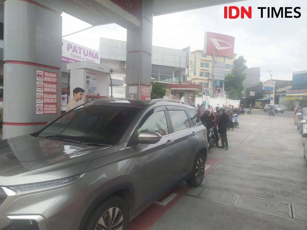 Harga bahan bakar minyak (BBM) non subsidi jenis Pertamax dan Dex Series di Stasiun Pengisian Bahan Bakar Umum (SPBU) serentak mengalami penyesuaian. (IDN Times/Tama Yudha Wiguna).