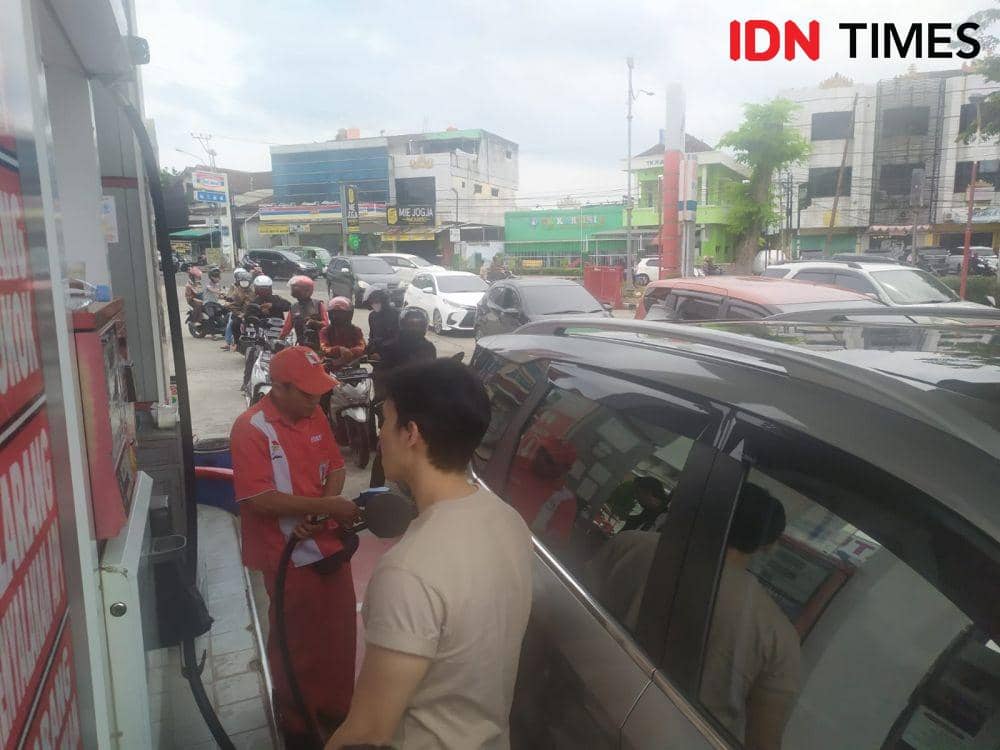 Harga bahan bakar minyak (BBM) non subsidi jenis Pertamax dan Dex Series di Stasiun Pengisian Bahan Bakar Umum (SPBU) serentak mengalami penyesuaian. (IDN Times/Tama Yudha Wiguna).