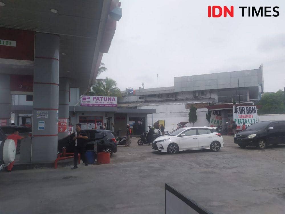 Harga bahan bakar minyak (BBM) non subsidi jenis Pertamax dan Dex Series di Stasiun Pengisian Bahan Bakar Umum (SPBU) serentak mengalami penyesuaian. (IDN Times/Tama Yudha Wiguna).