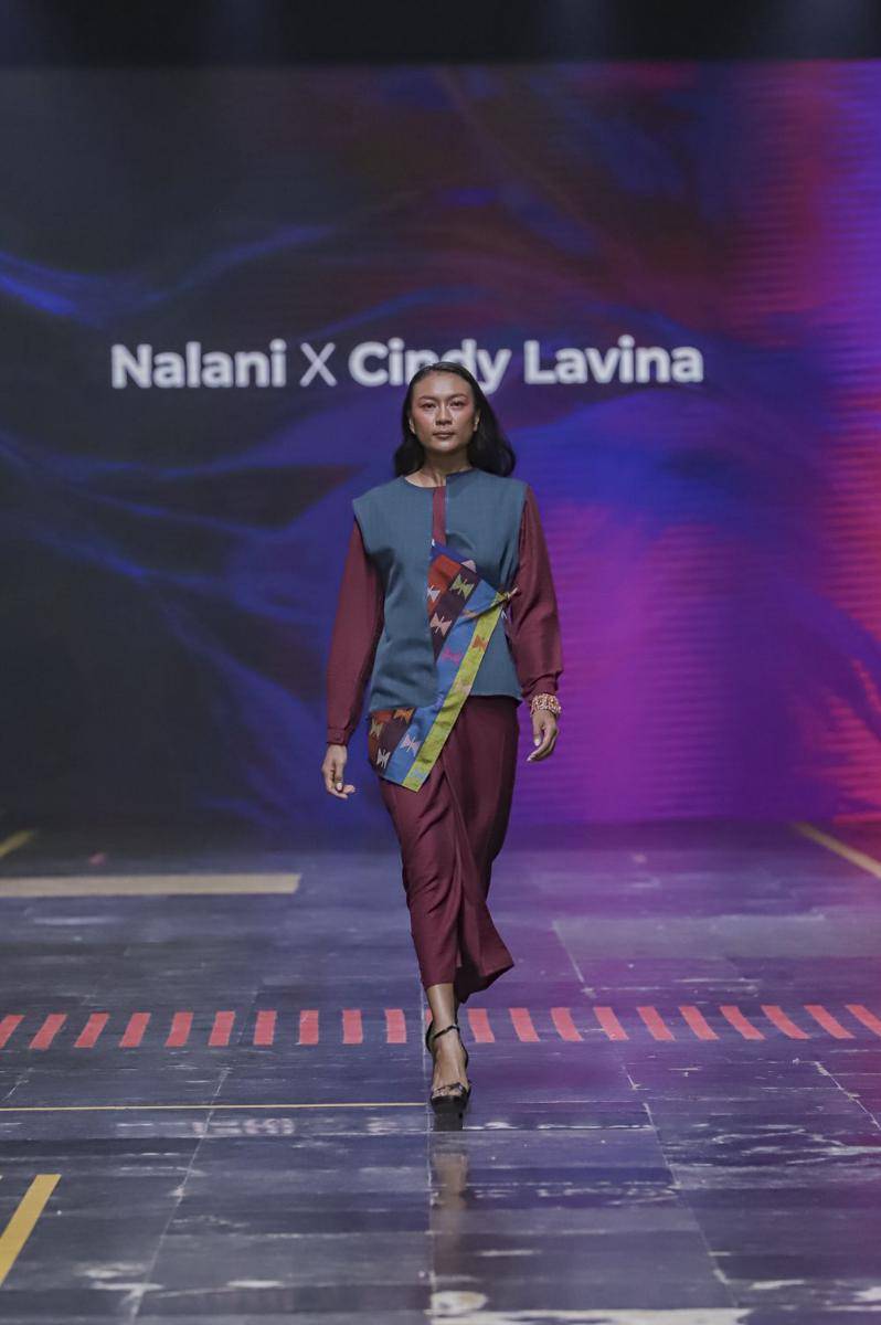 inspirasi outfit Tenun NTB ala Nalani X Cindy Lavina (dok. Spotlight Indonesia)