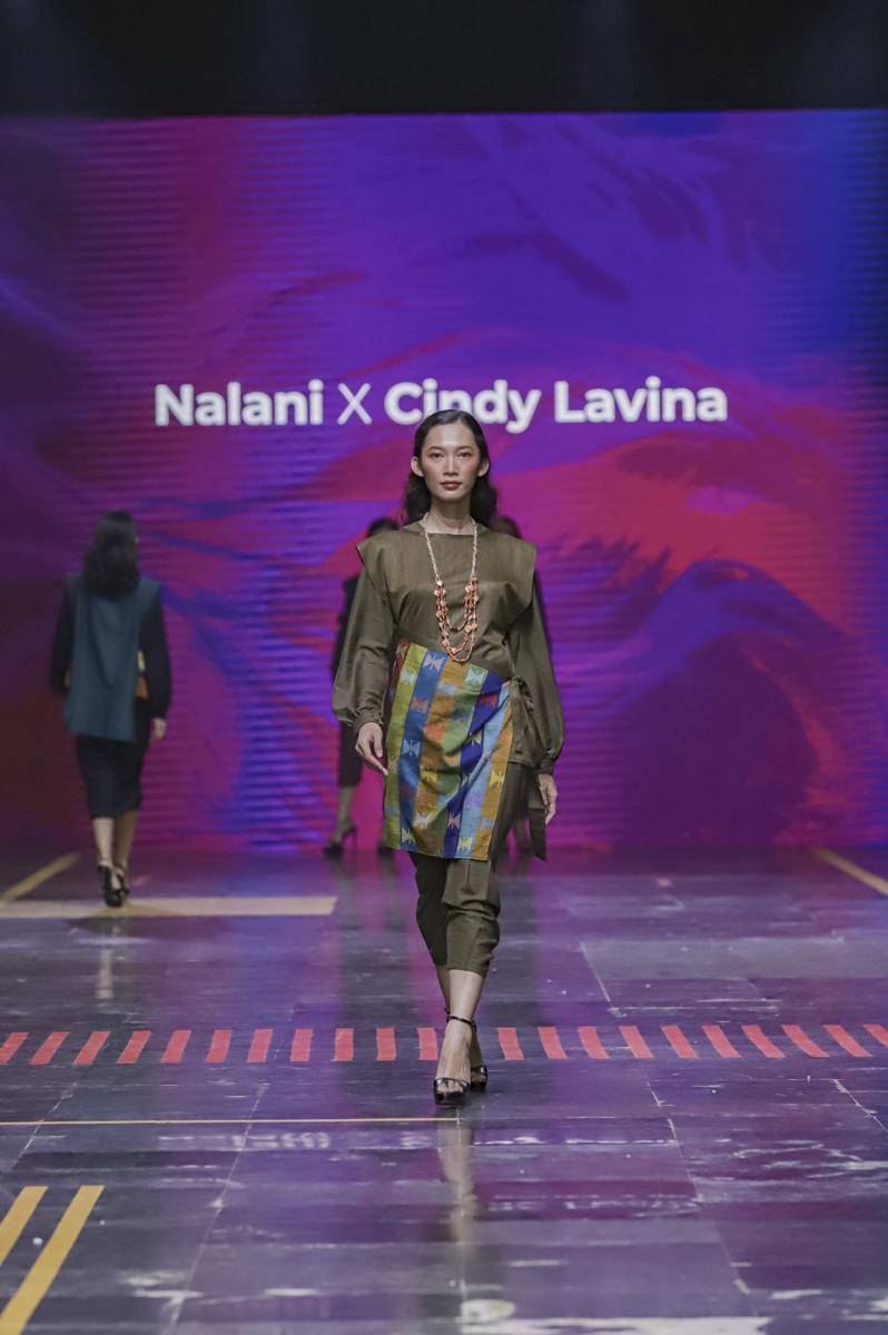 inspirasi outfit Tenun NTB ala Nalani X Cindy Lavina (dok. Spotlight Indonesia)