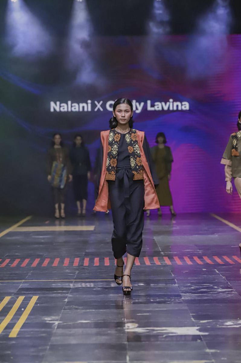 inspirasi outfit Tenun NTB ala Nalani X Cindy Lavina (dok. Spotlight Indonesia)