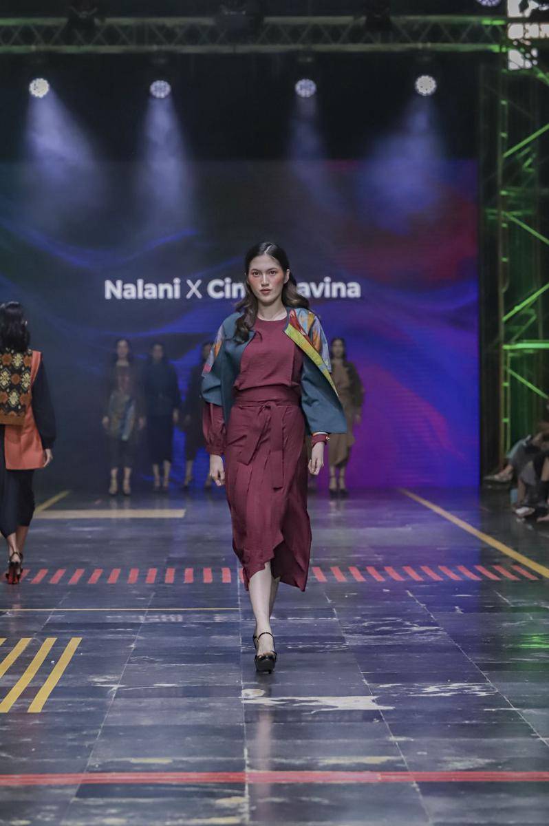 inspirasi outfit Tenun NTB ala Nalani X Cindy Lavina (dok. Spotlight Indonesia)