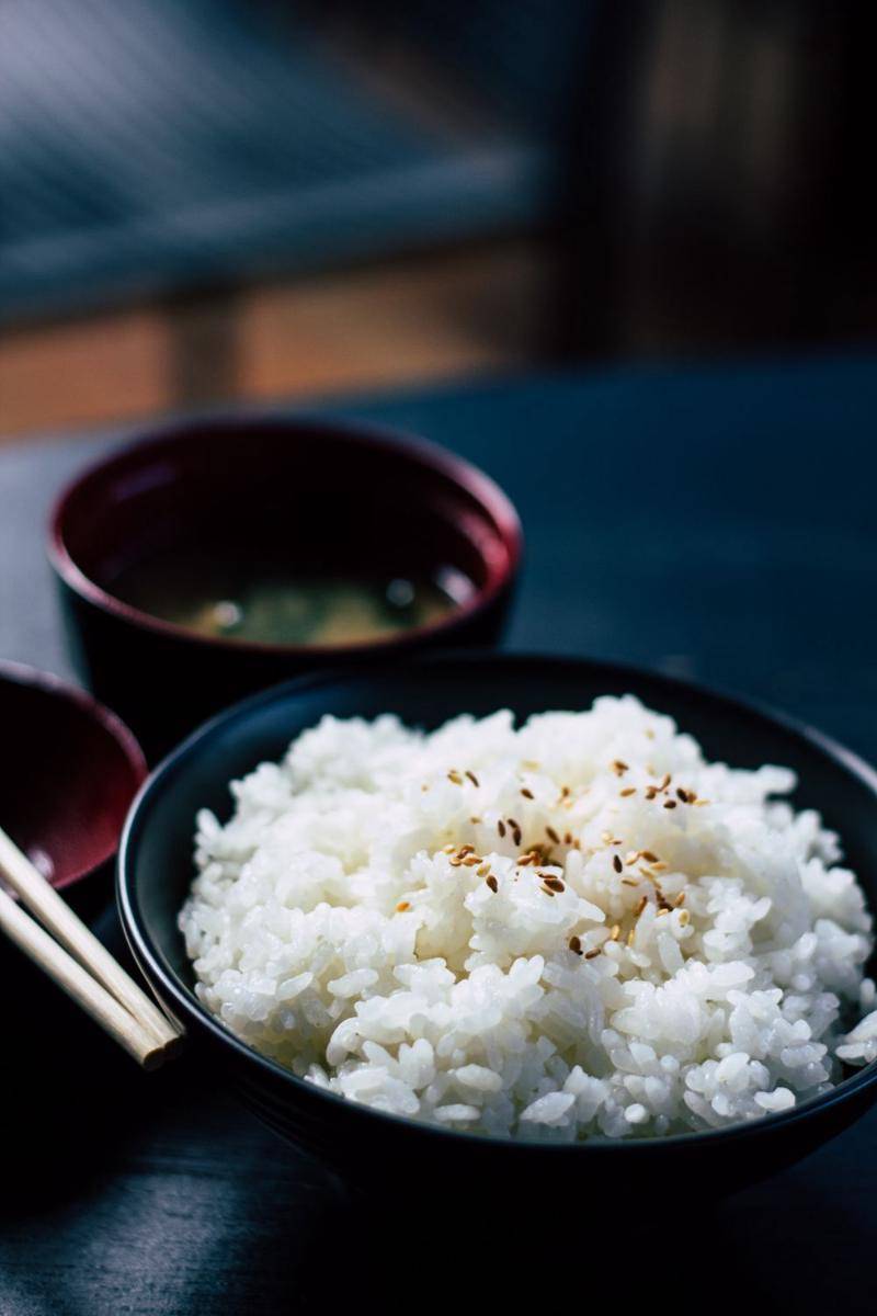 ilustrasi nasi putih dalam mangkok (unsplash.com/Mgg Vitchakorn)