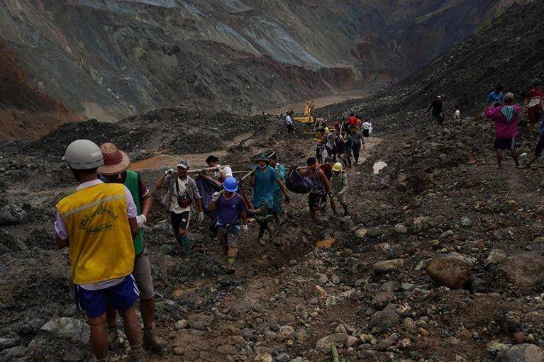Para pekerja tambang mineral di Myanmar yang tak menggunakan peralatan memadai. (nature.com)