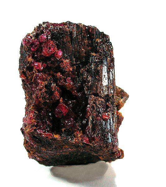 mineral painite, salah satu yang paling langka di dunia (mindat.org)