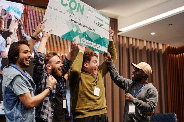 Foto para pemuda yang memenangkan kompetisi