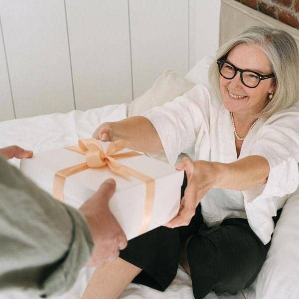 Ilustrasi memberikan kado kepada ibu (pexels/Ivan Samkov)