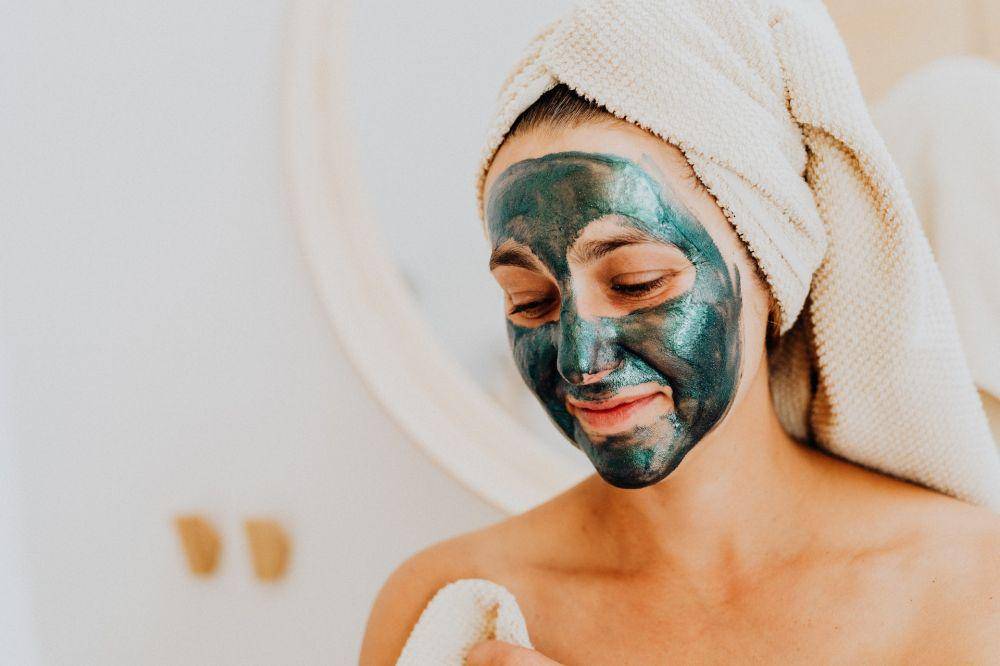 ilustrasi seorang wanita menggunakan masker mugwort (pexels.com/Karolina Grabowska)