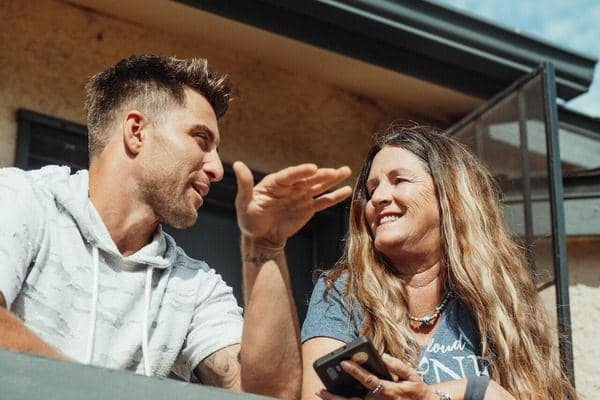 6 Cara Cowok Sejati Memperlakukan Ibunya saat Jauh dari Rumah