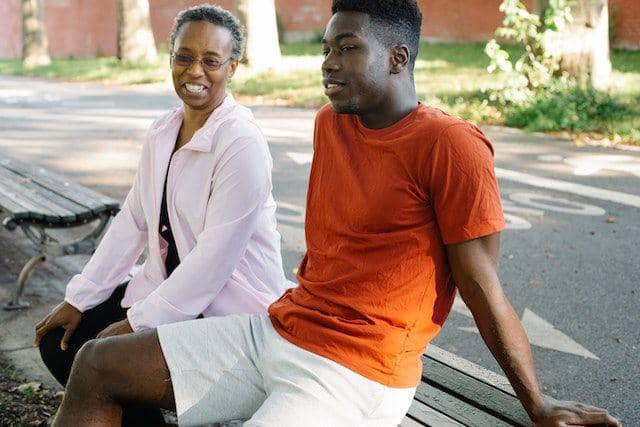 Ilustrasi pria bersama ibunya (pexels/Liliana Drew)