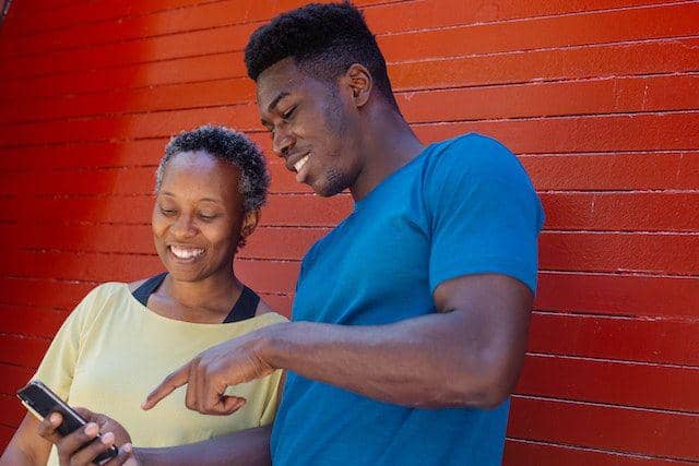 Ilustrasi pria bersama ibunya (pexels/Liliana Drew)