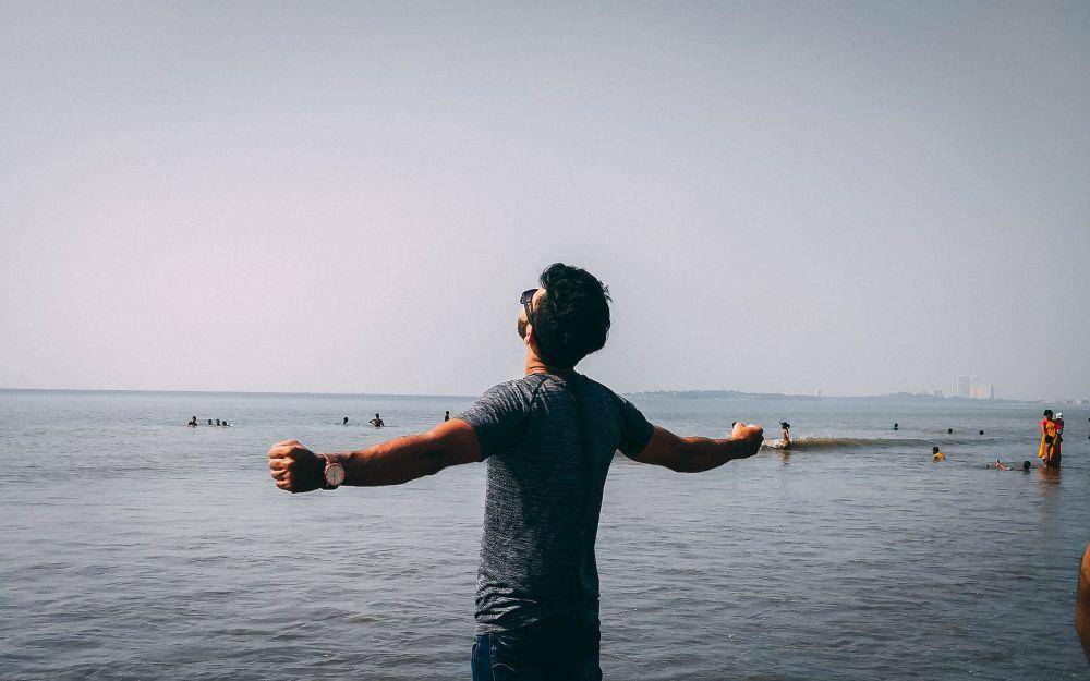 seorang pria berdiri (pexels.com/Kripesh Adwani)