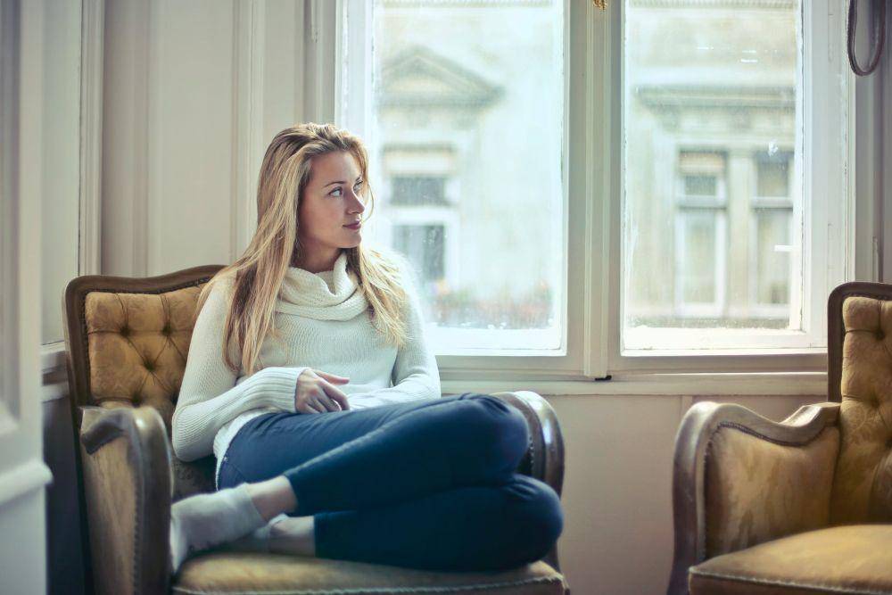 seorang perempuan sedang duduk (pexels.com/Andrea Piacquadio)