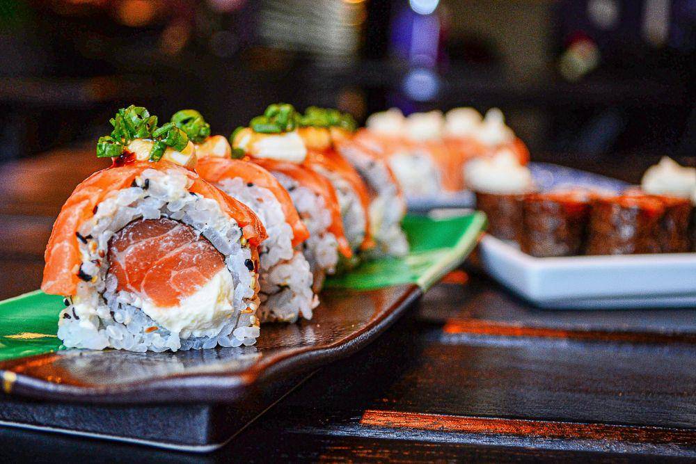 ilustrasi sushi salmon (pexels.com/Vinicius Benedit)