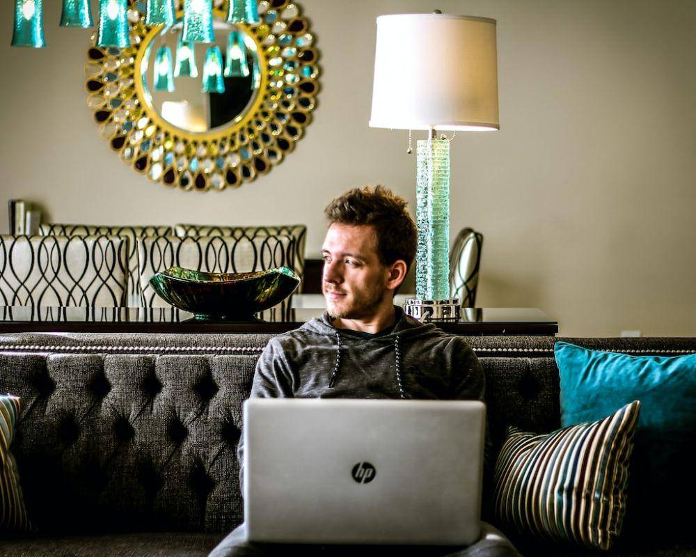 seorang pria memegang laptop (unsplash.com/Chris Alupului)