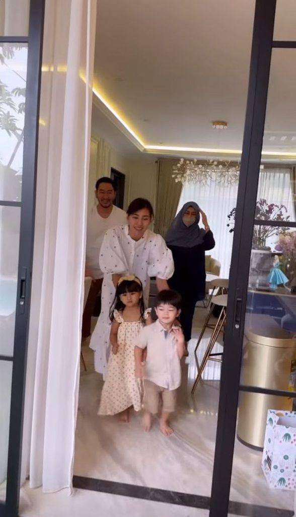 potret keluarga Syahnaz Sadiqah (instagram.com/syahnazs)