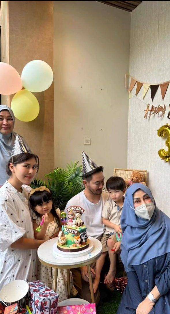 potret keluarga Syahnaz Sadiqah (instagram.com/ritchieismail)