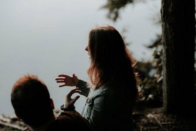 Bicara (unsplash.com/priscilladupreez)