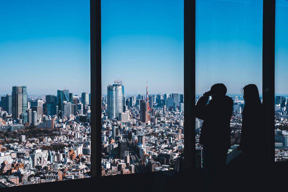 ilustrasi pemandangan bangunan padat di Tokyo (Unsplash.com/Romeo A.)