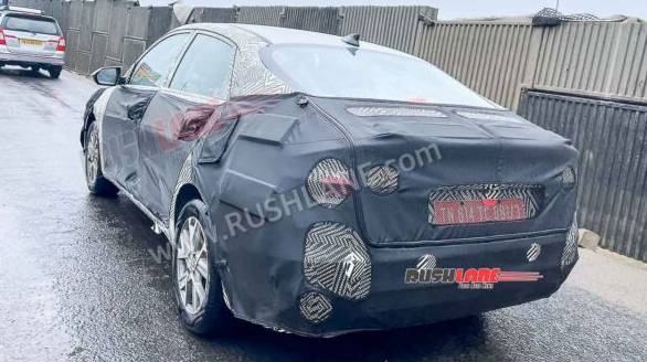 Buritan Hyundai Verna 2023 ditutup kamuflase (Rushlane.com)