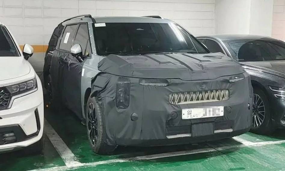 Lampu depannya mirip Kia EV9 (Carscoops.com)