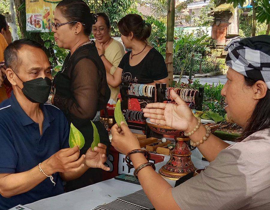 Jro Master Made Bayu Gendeng sedang meramal dengan Tenung Don Base Bayu Ghana. (dok. Made Bayu Gendeng)