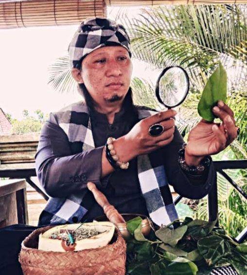 Jro Master Made Bayu Gendeng sedang meramal dengan Tenung Don Base Bayu Ghana. (dok. Made Bayu Gendeng)