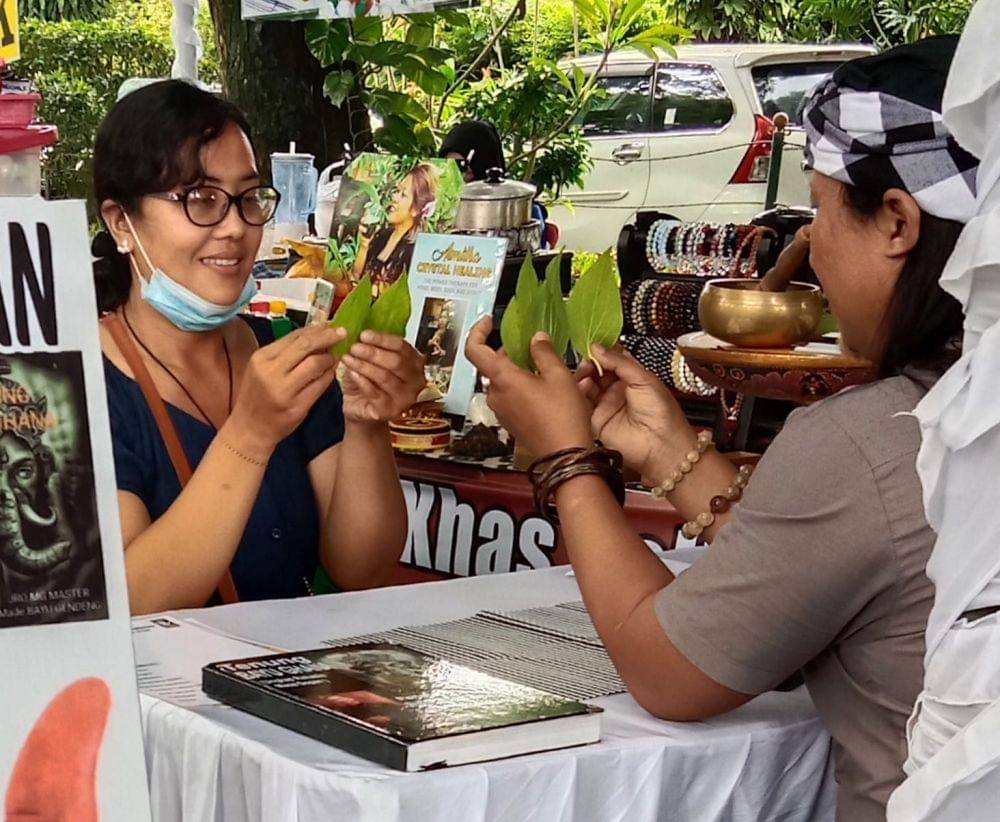 Jro Master Made Bayu Gendeng sedang meramal dengan Tenung Don Base Bayu Ghana. (dok. Made Bayu Gendeng)