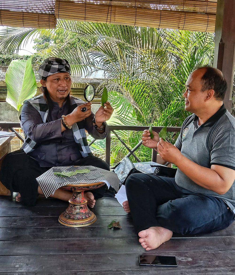 Jro Master Made Bayu Gendeng sedang meramal dengan Tenung Don Base Bayu Ghana. (dok. Made Bayu Gendeng)