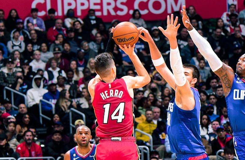 Tyler Herro, pemain Miami Heat, berusaha menembak di depan adangan pemain Los Angeles Clippers di Crypto.com Arena, Selasa (3/1/2023). (nba.com)