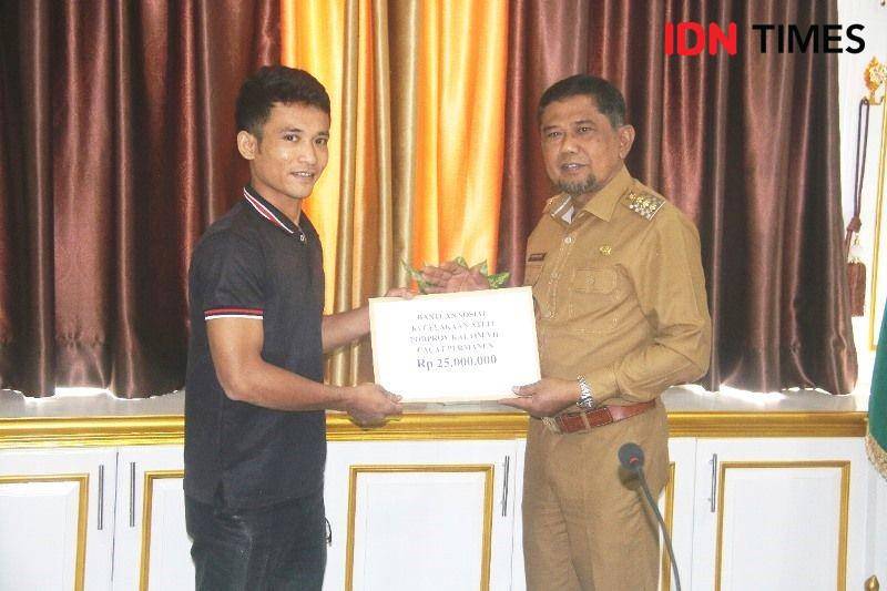 Santunan diberikan kepada kerabat Gede Valentine Aditya atlet cidera permanen dari Bupati PPU Hamdam (IDN Times/Ervan)